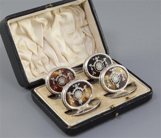 A George V cased set of four silver and tortoiseshell pique menu holders by William Comyns & Sons Ltd, 1.5in.